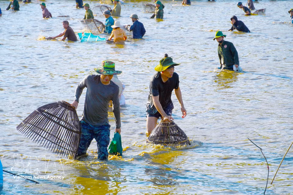 Les activités de pêche collective attirent de nombreux visiteurs curieux de découvrir les coutumes locales uniques de cette province du Centre. Photo : VNA