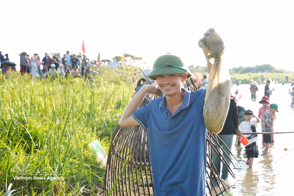 Les pêcheurs affichent leurs prises avec satisfaction après les premières heures d'activité intense dans le lagon. Photo : VNA