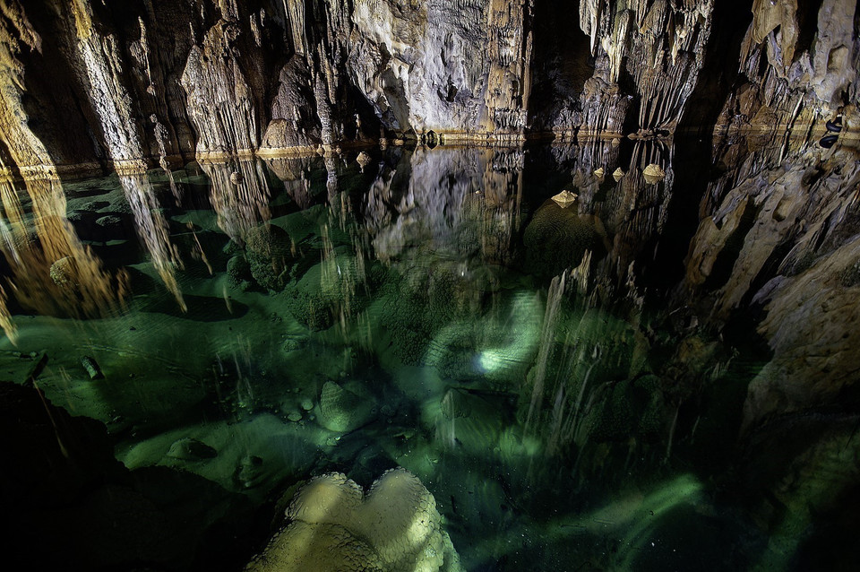 Le lac souterrain aux reflets émeraude, dont le niveau demeure constant quelle que soit la saison, constitue l'une des énigmes scientifiques non élucidées, ajoutant au mystère qui entoure ce site exceptionnel. Photo: VNA