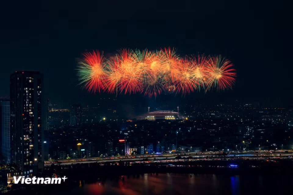 Ce programme vise à encourager les cadres, les membres du Parti et l’ensemble de la population à redoubler d’efforts, exprimant la confiance indéfectible de tout le Parti, de tout le peuple et de toute l’armée envers la direction du Parti ainsi que la détermination à s’unir pour mettre en œuvre avec succès la Résolution du 14e Congrès du Parti. Photo : Vietnam+