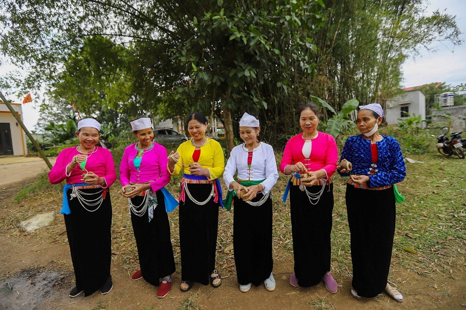 Les femmes Muong font preuve d'une grande dextérité dans la pratique de ce jeu ancestral. Photo : VNA