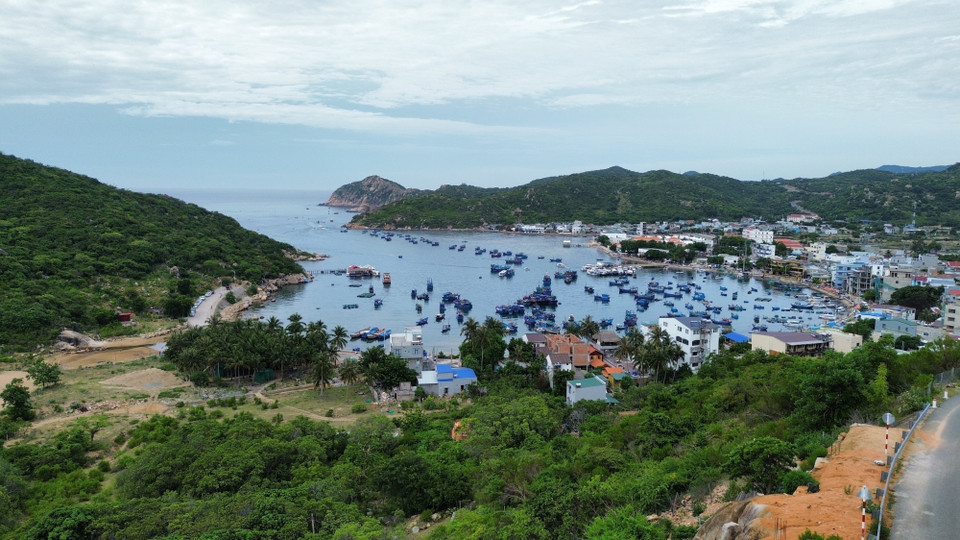 La baie de Vinh Hy, nichée dans la commune de Vinh Hai, province de Khanh Hoa, se distingue par la splendeur de ses paysages naturels et la richesse de ses îles verdoyantes. Photo : VNA