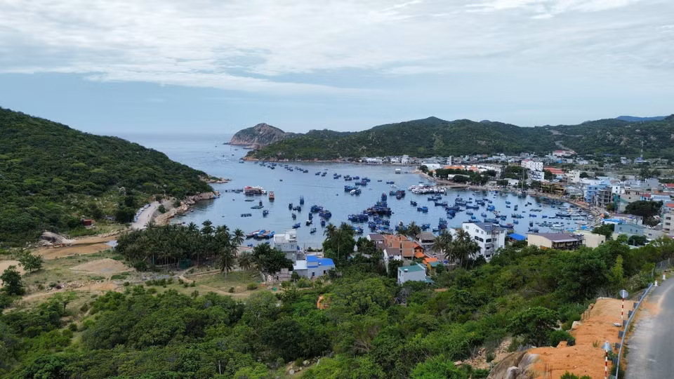 La baie de Vinh Hy, nichée dans la commune de Vinh Hai, province de Khanh Hoa, se distingue par la splendeur de ses paysages naturels et la richesse de ses îles verdoyantes. Photo : VNA