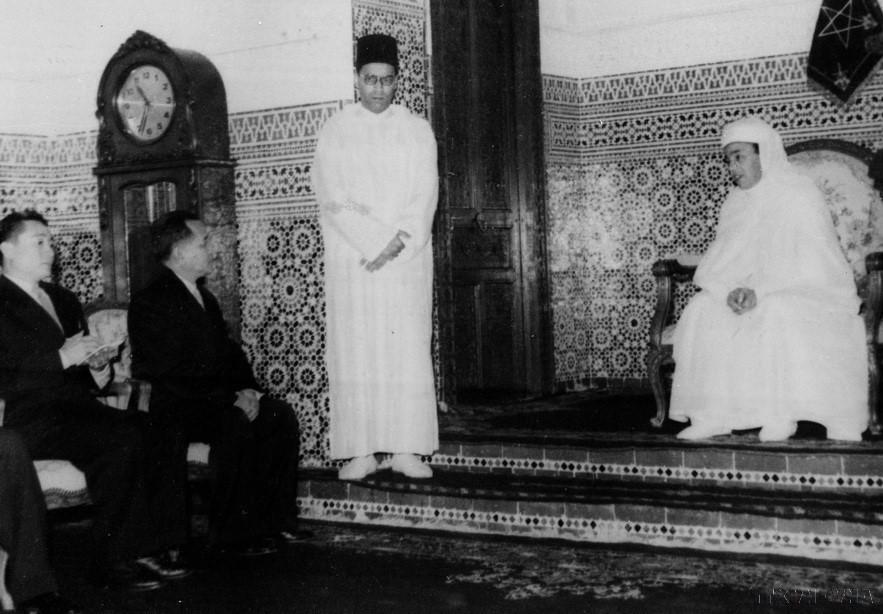 Le roi Hassan II du Maroc reçoit une délégation gouvernementale de la République démocratique du Vietnam, conduite par le ministre des Affaires étrangères Ung Van Khiem, le 24 mars 1961 à Rabat. Photo : VNA