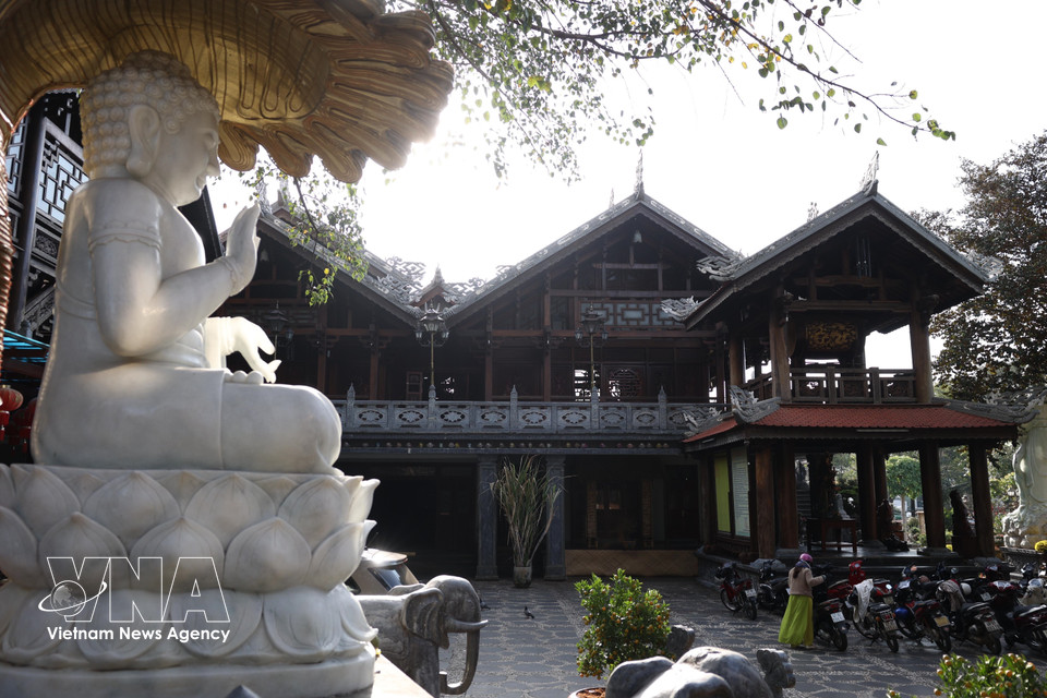 L'identité singulière de la pagode Sac Tu Khai Doan réside dans son architecture. La pagode constitue une connexion subtile entre l’architecture des maisons communales traditionnelles (Nha rong) du Tay Nguyen et l’architecture impériale de Hue. Photo : VNA