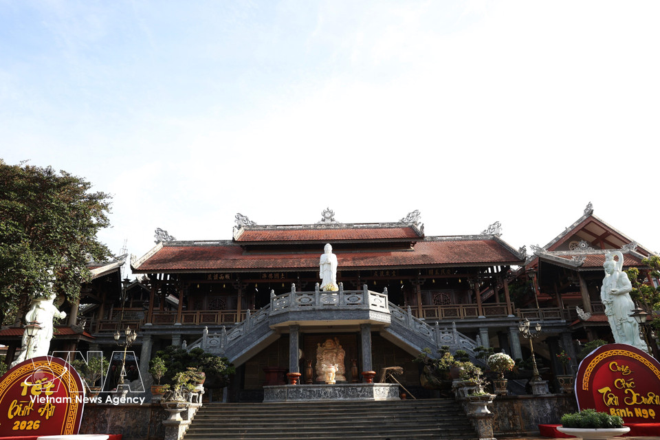 La construction de la pagode débuta en 1951 sur un terrain offert par l'impératrice douairière Doan Huy. En 1953, le bâtiment principal étant achevé, l'empereur Bao Dai lui conféra le titre de "Sac Tu Khai Doan" – une combinaison des noms de l'empereur Khai Dinh et de l'impératrice douairière Doan Huy – pour commémorer sa construction. La pagode Khai Doan devint alors le premier centre bouddhiste du mouvement de renouveau bouddhiste vietnamien dans le Tay Nguyen. Photo : VNA