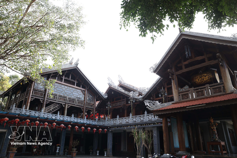 La pagode Khai Doan est l'une des dernières pagodes du Vietnam à avoir reçu le titre de "Sac Tu" de la dynastie des Nguyen. Ce titre prestigieux, décerné par les souverains féodaux, atteste de la reconnaissance de l'envergure, de la valeur architecturale et de l'importance culturelle et religieuse des pagodes. Photo : VNA