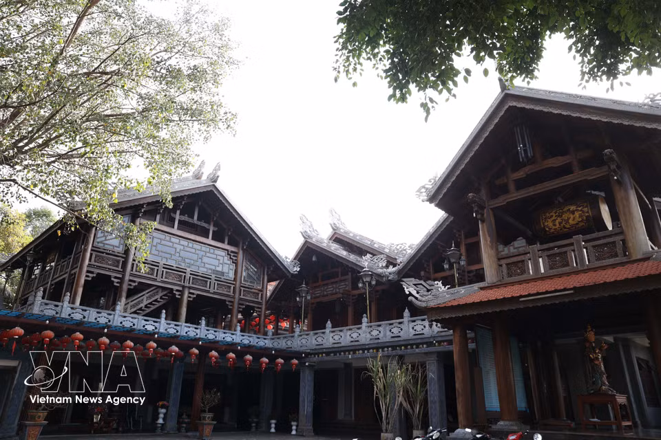 La pagode Khai Doan est l'une des dernières pagodes du Vietnam à avoir reçu le titre de "Sac Tu" de la dynastie des Nguyen. Ce titre prestigieux, décerné par les souverains féodaux, atteste de la reconnaissance de l'envergure, de la valeur architecturale et de l'importance culturelle et religieuse des pagodes. Photo : VNA