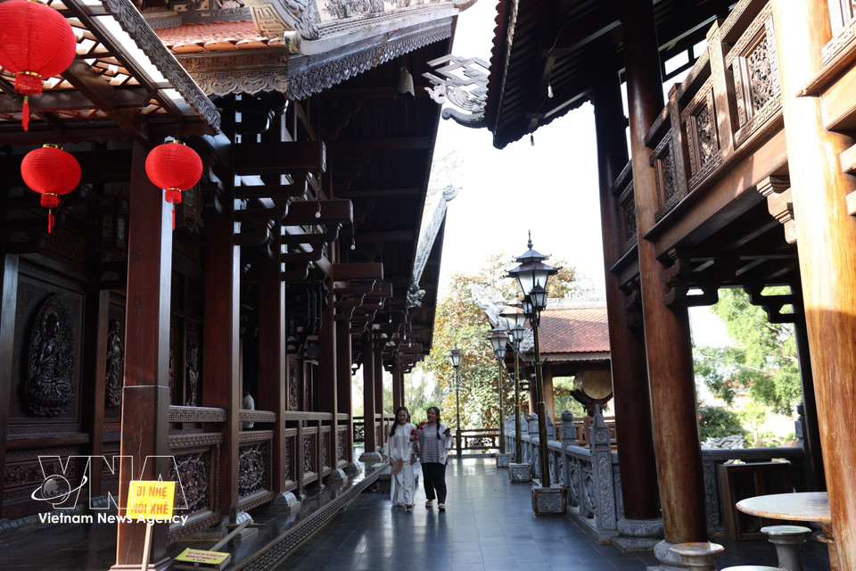 Chaque colonne en bois, chaque toit de tuiles incurvé et chaque détail finement sculpté confèrent à la pagode une atmosphère à la fois solennelle et accueillante. Photo : VNA