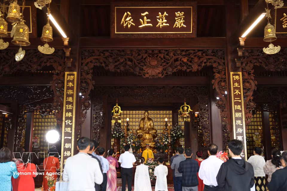 Le temple est orienté au sud-ouest, avec le ruisseau Doc Hoc devant, respectant ainsi le principe Feng Shui "l'eau devant, la montagne derrière". Photo : VNA