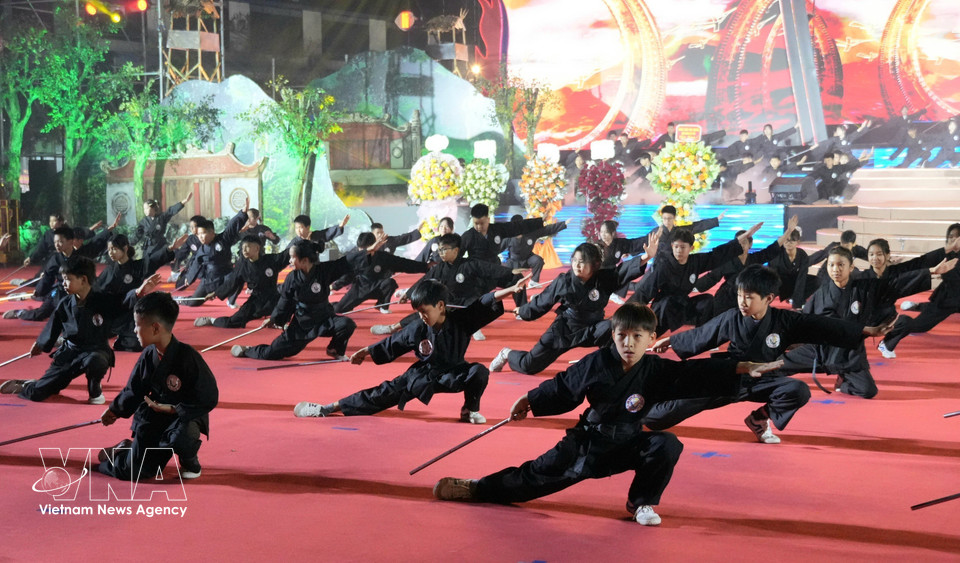 Une démonstration de la flûte de combat. Les pratiquants doivent maîtriser deux disciplines en même temps, la flûte et l’art du combat. Photo: VNA