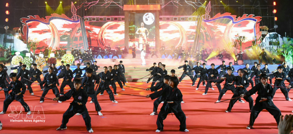 Une impressionnante démonstration de Vo sao par de nombreux élèves locaux, qui manient avec énergie et précision la flûte de combat, perpétuant ainsi la tradition et l’héritage martial de Yen The. Photo : VNA
