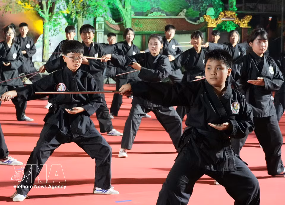 Selon de nombreux chercheurs, l’art martial de la flûte (également appelé Thiet Dich Than Phong) est un genre traditionnel encore peu connu. Imprégné d’identité nationale, il existe depuis des siècles. Photo: VNA