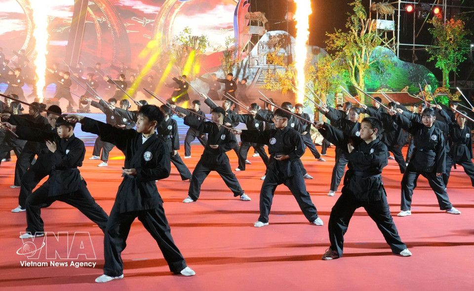 La flûte de combat se caractérise par des mouvements souples et imprévisibles, associés à de douces mélodies. Le son de la flûte est tantôt aussi posé que le murmure d'un ruisseau, tantôt ardent et puissant. À travers ce son, on perçoit la force intérieure et la vitalité du flûtiste. Photo : VNA