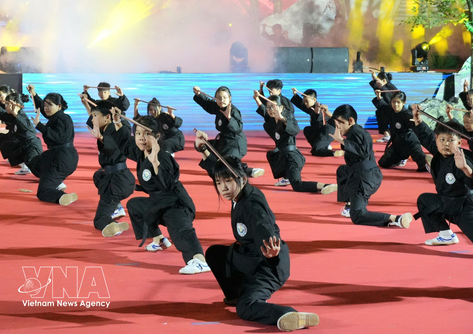 Les maîtres de cet art martial manient la flûte de fer avec une maîtrise parfaite. Leurs mouvements et leurs frappes peuvent être rapides et puissants comme le vent, ou souples et légers comme le clair de lune se reflétant sur un lac. Photo : VNA