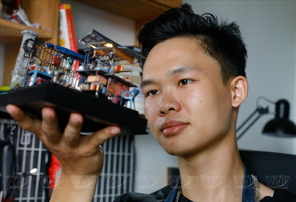 Cuong travaille méticuleusement sur chaque détail de ses créations. Photo : Vietnam Illustré