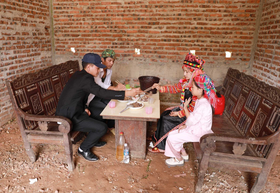 Les banquets sont l'occasion d'adresser aux proches des vœux chaleureux de santé, de paix et de pleine réussite pour l'année à venir. Photo : VNA