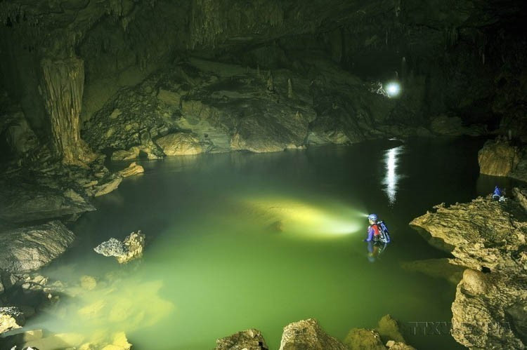 Des visiteurs longent la rivière souterraine ou nagent pour atteindre le lac « Xuyên Sơn Hồ » (Lac à travers la montagne), au sein du parc national. Photo : VNA