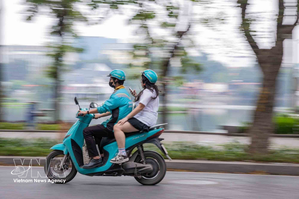 Les scooters électriques gagnent du terrain parmi les chauffeurs de taxi-moto, séduits par une solution de transport plus économique et plus écologique. Photo : VNA