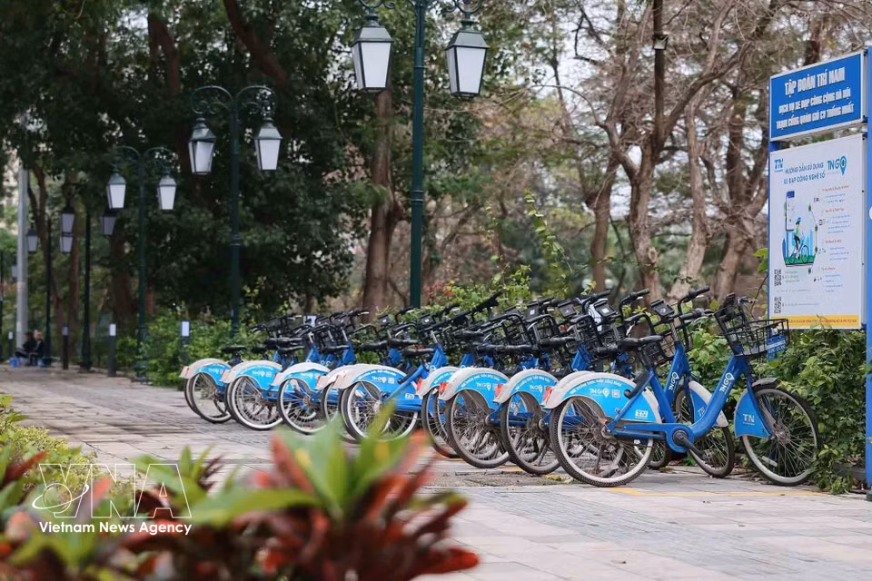 Le nombre des stations de location de vélos publics se densifie, rendant ce mode de transport de plus en plus accessible et visible dans le centre-ville. Photo : VNA