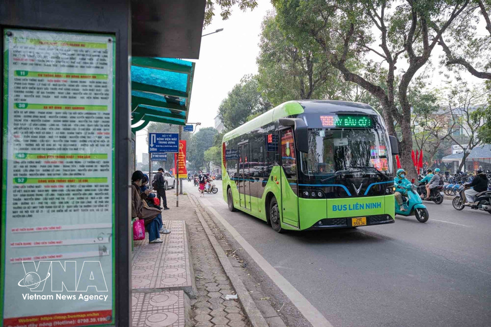 L’essor des véhicules électriques, du transport collectif aux deux-roues, reflète la transition verte en cours à Hanoï. Photo : VNA
