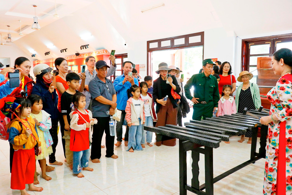 Des touristes assistent à une performance de lithophone à la Réserve culturelle de l'ethnie S'tiêng, dans la commune de Bom Bo, province de Dông Nai. Photo : VNA