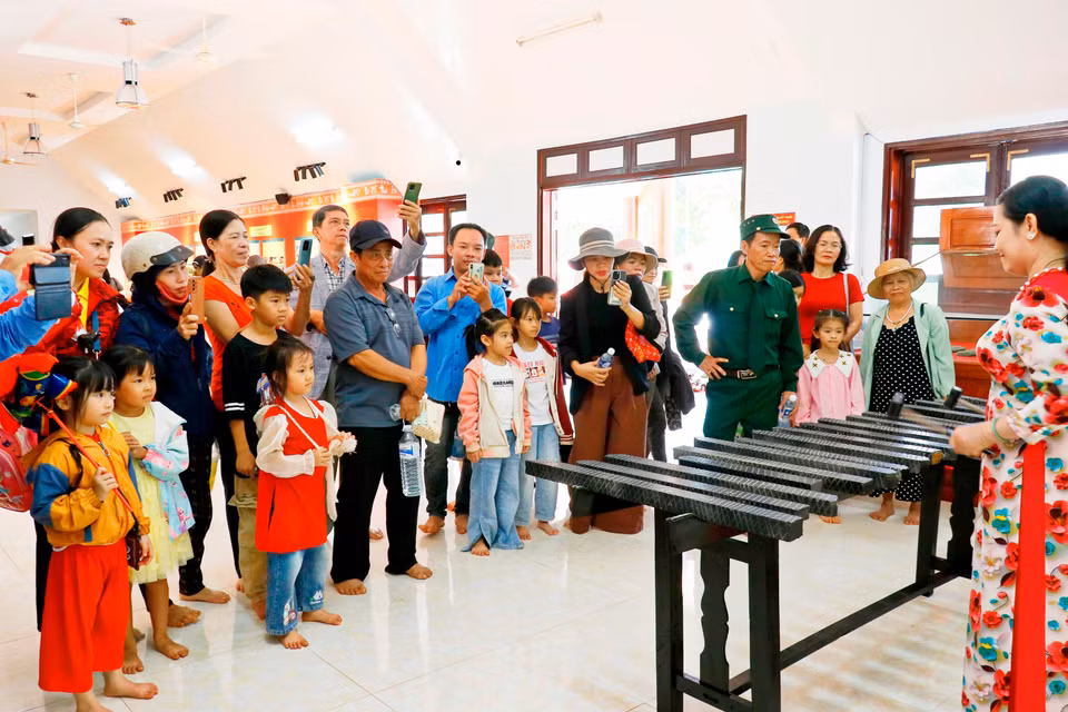Des touristes assistent à une performance de lithophone à la Réserve culturelle de l'ethnie S'tiêng, dans la commune de Bom Bo, province de Dông Nai. Photo : VNA