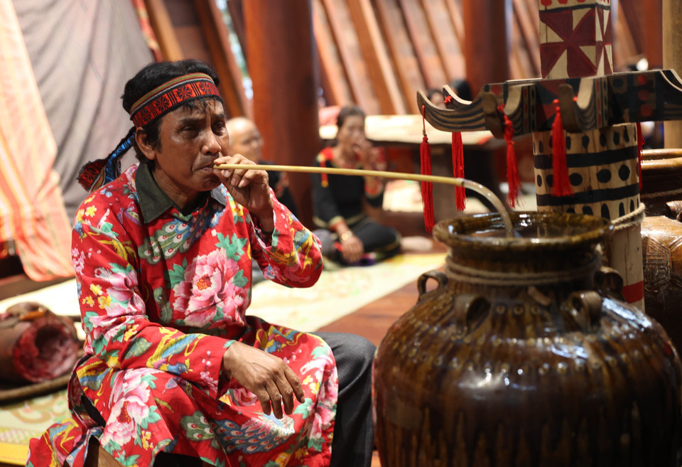 Dans leur vie quotidienne, les Êdê utilisent la jarre pour conserver l’alcool. Mais s’ils en font l’acquisition, c’est avant tout pour l’employer lors des cérémonies spirituelles. Photo : VNA