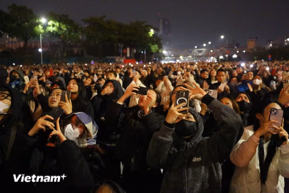 Des milliers de personnes rassemblées autour de My Dinh contemplent les magnifiques feux d’artifice multicolors tirés pour fêter la réussite du 14e Congrès national du Parti. Photo : Vietnam+