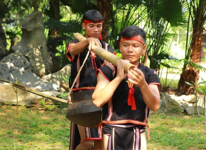Les Ba Na renouent avec leur tradition en vénérant Yang Ia. Le prélèvement de l'eau des ruisseaux est le cœur de cet hommage à la vitalité. Photo : VNA