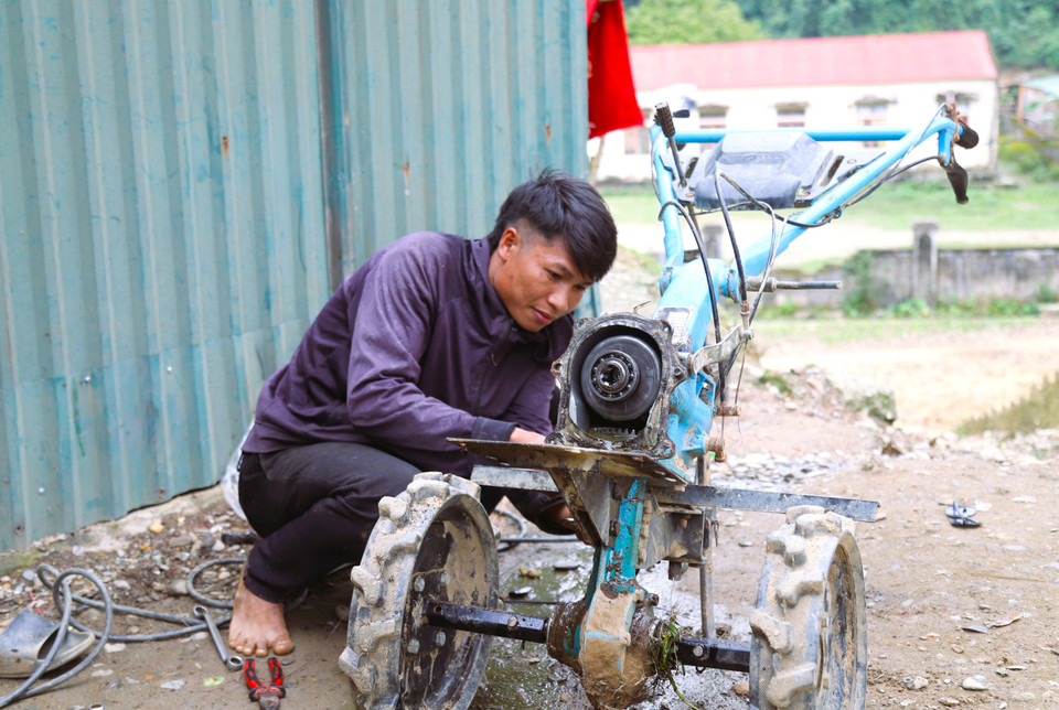 Un jeune homme procède à la maintenance d'engins agricoles afin de préparer activement la nouvelle saison des récoltes. Photo : VNA