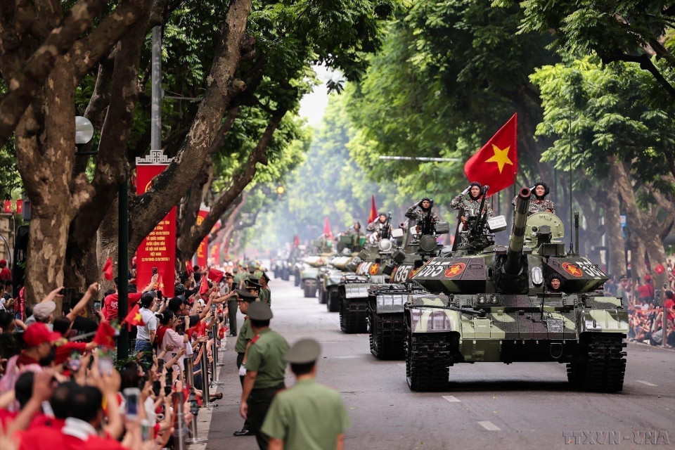 Les unités blindées défilent dans la rue Tran Phu, à Hanoi sous les acclamations des habitants et des touristes, lors des célébrations du 80e anniversaire de la Fête nationale, le 2 septembre 2025. Photo : VNA