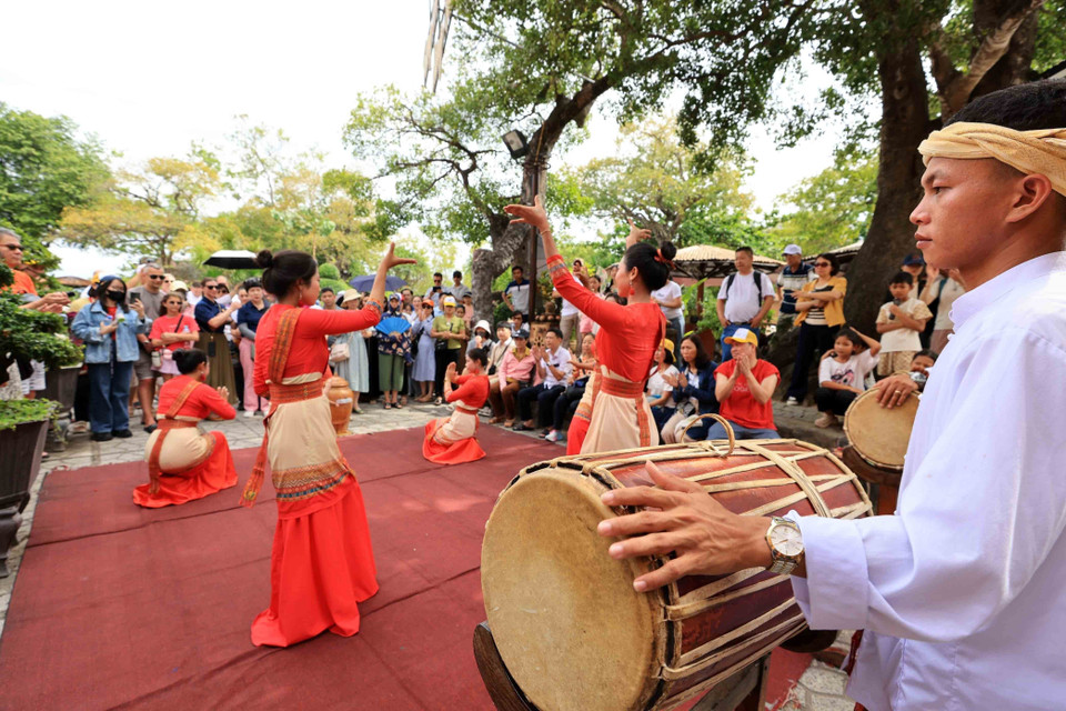 Dans la province de Khanh Hoa, les tours de Ponagar captivent les visiteurs au rythme des danses traditionnelles de l'ethnie Cham. Photo : VNA
