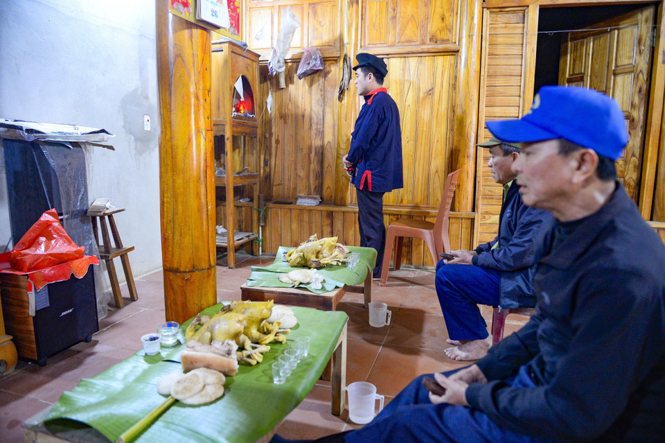 L'orchestration de la cérémonie repose sur trois maîtres de culte érudits, dont la connaissance de la langue Dao ancienne est indispensable à la communication avec les déités. Photo : VNA