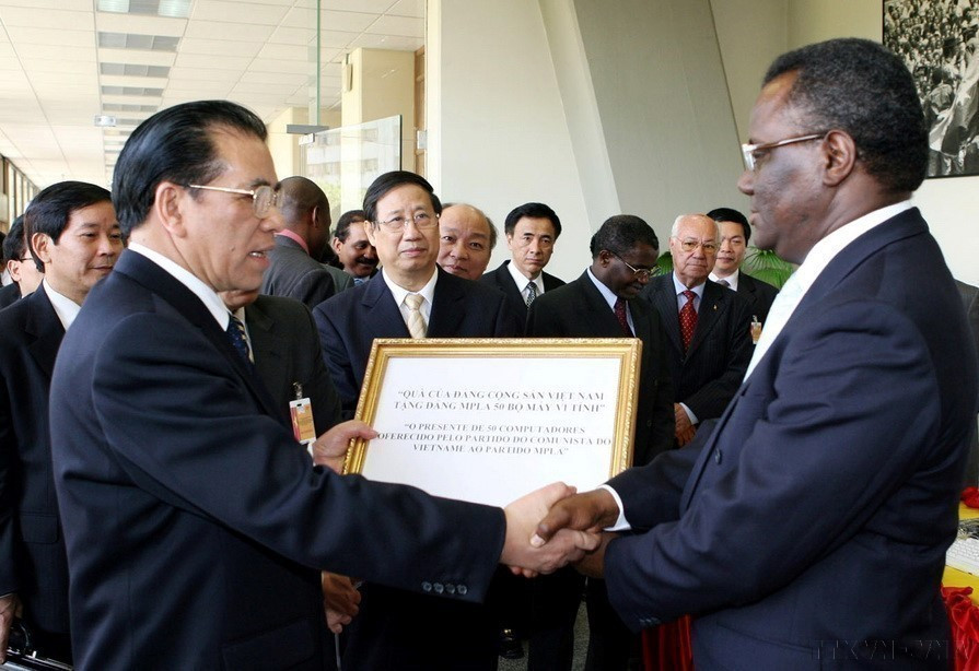 Le secrétaire général Nông Duc Manh offre 50 ordinateurs du Parti communiste du Vietnam au Mouvement populaire de libération de l'Angola (MPLA), en avril 2008 à Luanda. Photo : VNA
