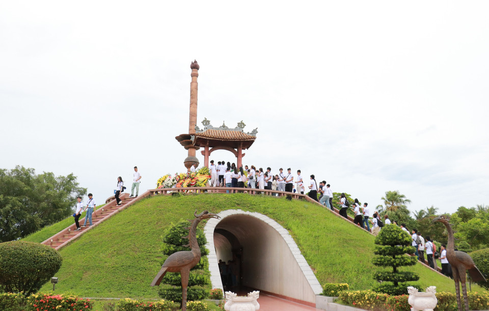 Placé sous le thème "Ensemble, écrivons la suite de l’histoire de la paix", le Camp d’été du Vietnam 2025 se déroule du 13 au 26 juillet. Il réunit plus de 100 jeunes Vietnamiens issus de 31 pays et territoires. Photo: VNA