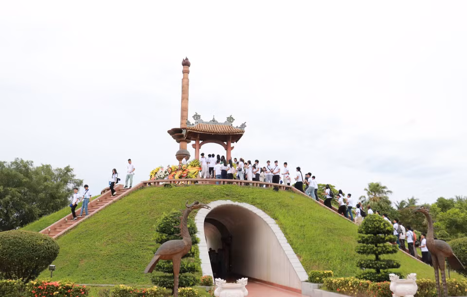 Placé sous le thème "Ensemble, écrivons la suite de l’histoire de la paix", le Camp d’été du Vietnam 2025 se déroule du 13 au 26 juillet. Il réunit plus de 100 jeunes Vietnamiens issus de 31 pays et territoires. Photo: VNA