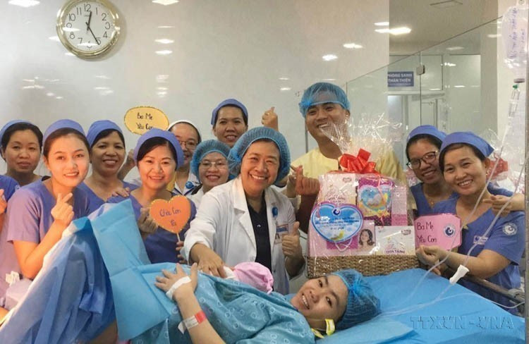 Des médecins de l'hôpital Tu Du, à Hô Chi Minh-Ville, félicitent la mère du premier nouveau-né de l'année 2020. Photo : VNA
