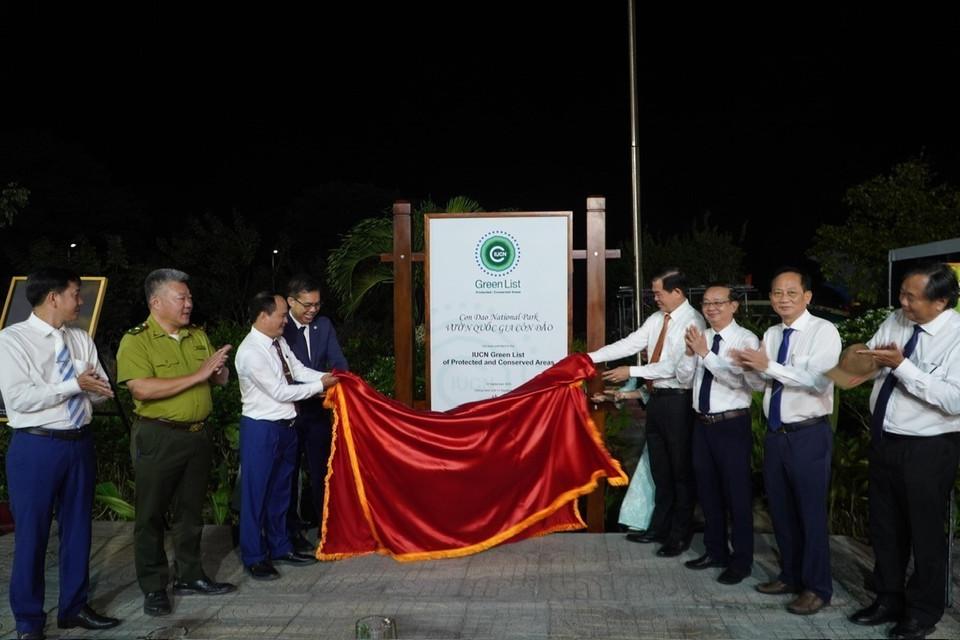Les délégués procèdent au dévoilement solennel de l’emblème de la Liste verte de l’UICN, installé au siège du Comité de gestion du Parc national de Côn Đảo. Photo : VNA