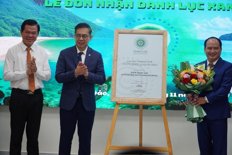 Dindo Campilan (2e, gauche), directeur régional de l’UICN pour l’Asie et l’Océanie, remet la prestigieuse certification de la Liste verte de l’UICN, à Nguyên Khac Pho, directeur du Comité de gestion du Parc national de Côn Dao. Photo : VNA