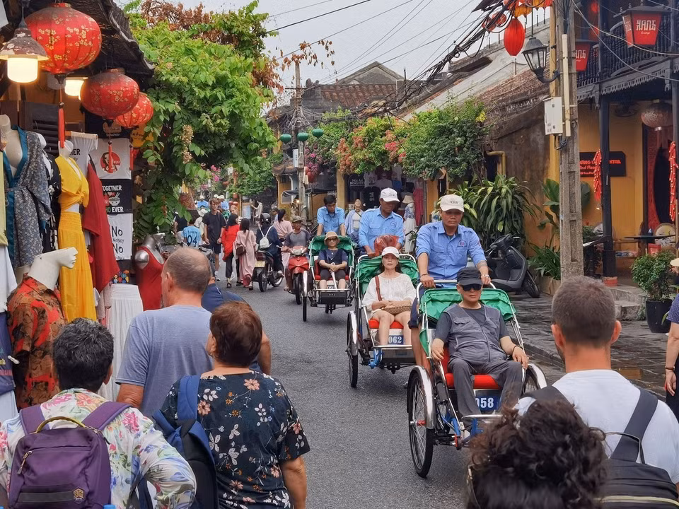 Des touristes vietnamiens et internationaux devenus partie intégrante de la vitalité contemporaine du patrimoine culturel mondial. Photo : Thanh Tung - VNA