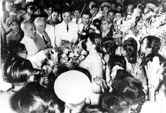Le Président Hô Chi Minh, premier ministre vietnamien des Affaires étrangères, et la population hanoïenne accueillent chaleureusement le président du Présidium du Soviet suprême de l'URSS, Kliment Voroshilov, lors de sa visite au Vietnam le 20 mai 1957. Photo : VNA