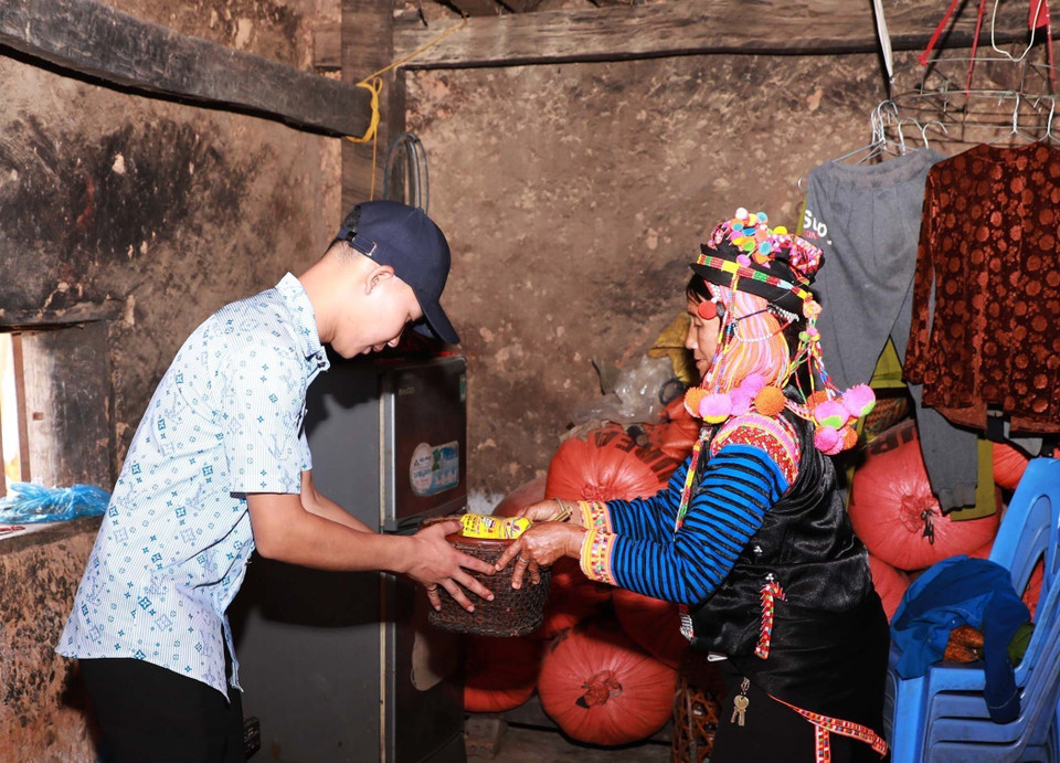 En offrant ou en recevant les offrandes, les enfants et petits-enfants s'inclinent respectueusement, manifestant leur piété envers leurs parents et grands-parents. Photo : VNA