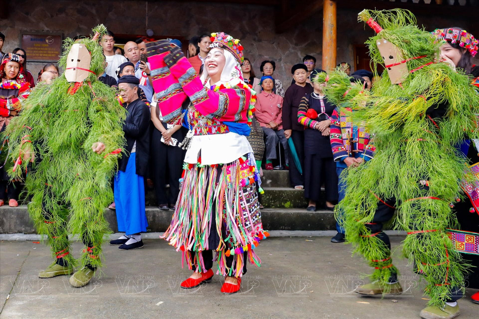 Lors de la cérémonie du culte des ancêtres, l'apparition de « l'Homme-herbe » — de jeunes hommes revêtant des parures de paille et des masques — symbolise le lien sacré avec les ancêtres fondateurs du village. Photo : Vietnam illustré