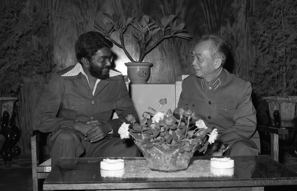 Le général Vo Nguyen Giap (droite), vice-Premier ministre du Vietnam, reçoit le secrétaire du Comité central du Front de libération du Mozambique (FRELIMO), et ministre d’État du Mozambique, Rogiério Otaca Monteiro, lors de sa visite au Vietnam, le 30 octobre 1977. Photo : VNA