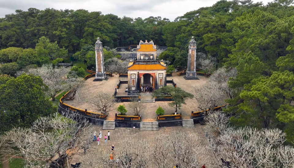 Le tombeau du roi Tu Duc, quatrième empereur de la dynastie des Nguyen, est composé d’une cinquantaine de structures et entouré d’un mur de 1,5 km. Il a été construit en 1873. Avec son paysage harmonieux, il compte parmi les plus beaux mausolées de la dynastie des Nguyen. Photo : VNA