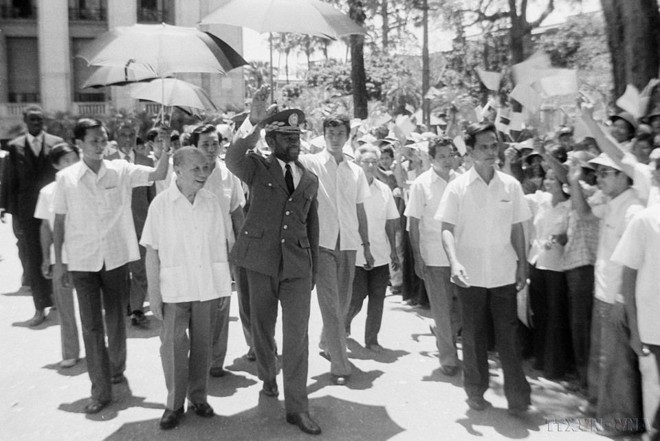 Le président du Conseil d'État, Truong Chinh, et le président du Conseil des ministres, Pham Van Dong, accueillent Samora Machel, président du FRELIMO et président du Mozambique, lors de sa visite d'amitié au Vietnam, le 24 juillet 1984 à Hanoï. Photo : VNA