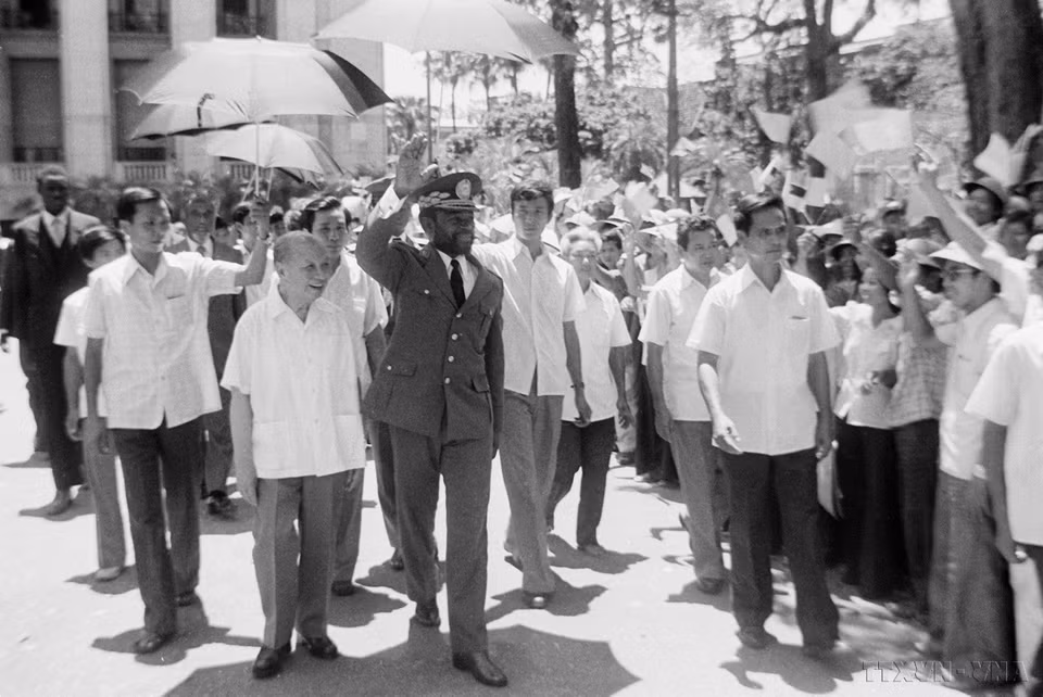 Le président du Conseil d'État, Truong Chinh, et le président du Conseil des ministres, Pham Van Dong, accueillent Samora Machel, président du FRELIMO et président du Mozambique, lors de sa visite d'amitié au Vietnam, le 24 juillet 1984 à Hanoï. Photo : VNA
