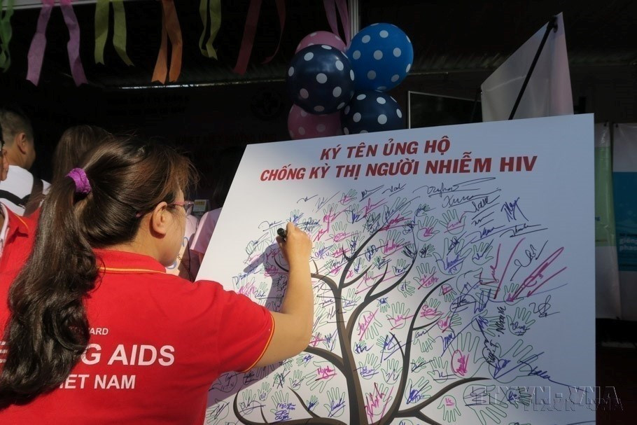 Le ministère de la Santé, en coordination avec l'ONUSIDA au Vietnam a organisé le lancement du Mois d'action national contre le VIH/sida, qui a pour thème "Prendre des mesures pour cibler les objectifs 90-90-90 d'ici 2020". Photo : VNA