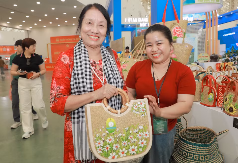 Les produits écoresponsables exposés – ici ceux de la Coopérative des femmes Co Bang Phu My – affirment leur statut, passant d’alternatives marginales à de véritables gages de qualité, renforçant ainsi la confiance des consommateurs dans l’offre du marché vert. Photo : VNA